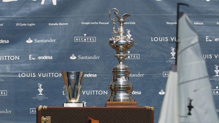 MUNICH, GERMANY - SEPTEMBER 08: The America`s Cup is seen during the America's Cup on Tour presentation at the Olympic Park on September 8, 2006 in Munich, Germany. The America`s Cup is the oldest sports trophy of the world. (Photo by Sandra Behne/Bongarts/Getty Images) America’s Cup 2027, martedì 16 giugno confronto tra il Comune di Napoli e i Dalton - immagine 1