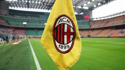 Kostic sul prato di San Siro con il suo agente: i primi scatti del nuovo acquisto del Milan