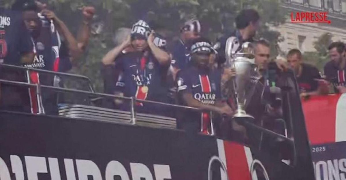 Champions League al PSG: la sfilata con il trofeo agli Champs Élysées | VIDEO Champions League al PSG: la sfilata con il trofeo agli Champs Élysées | VIDEO