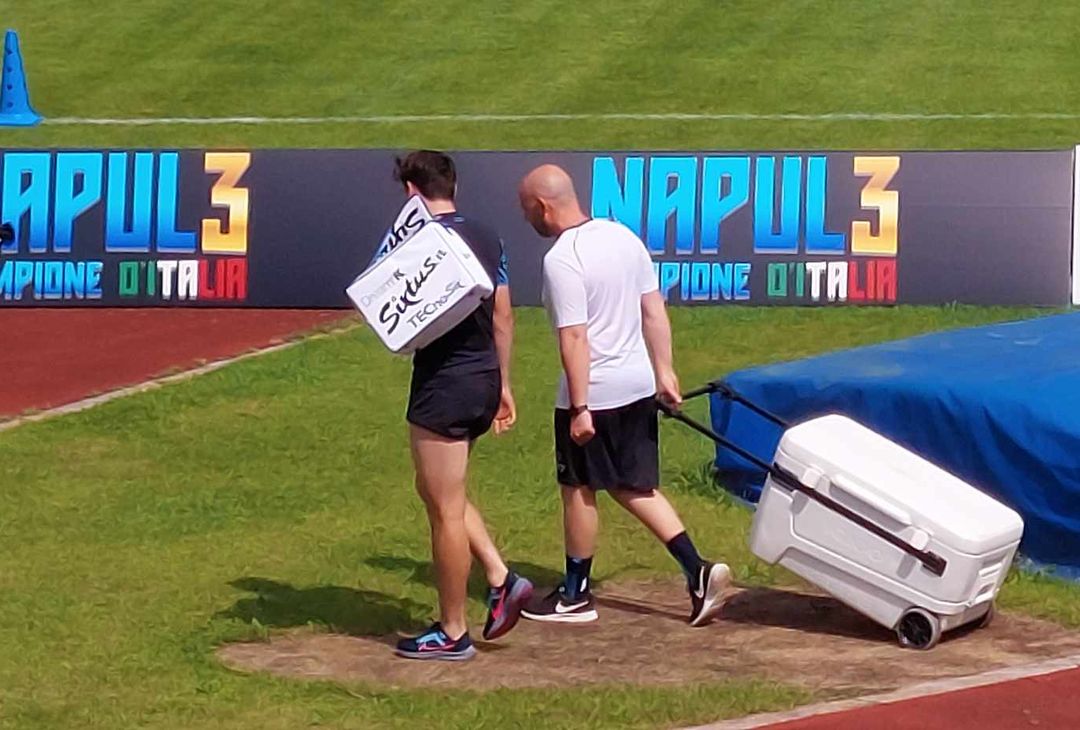 Kvaratskhelia cuore d'oro: il georgiano aiuta il magazziniere