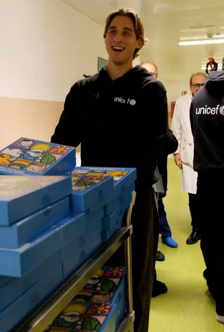 Bove cuore d’oro! L’ex Roma in visita ai bambini ricoverati al Santobono – GALLERY - immagine 2