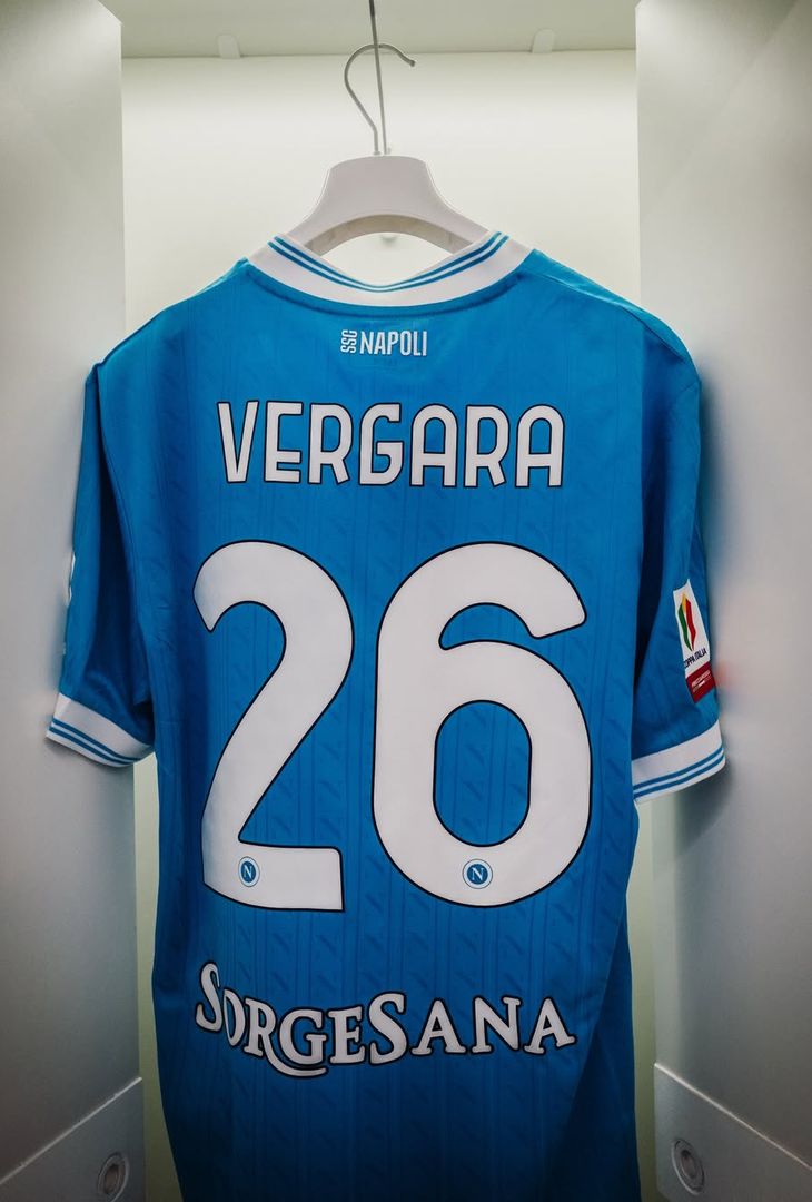 Sale l'attesa per il fischio d'inizio (fissato per le 21:00 odierne) di Napoli-Como, gara valevole per i quarti di finale dell'edizione 2025/26 di Coppa Italia. Per l'occasione, la squadra di Antonio Conte, come dimostra il seguente post pubblicato dalla società partenopea sul proprio account Instagram, scenderà in campo con indosso la maglia azzurra.