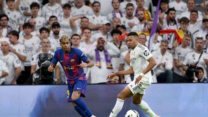 MADRID, SPAIN - OCTOBER 26: Lamine Yamal of FC Barcelona passes the ball whilst under pressure from Kylian Mbappe of Real Madrid during the LaLiga EA Sports match between Real Madrid CF and FC Barcelona at Estadio Santiago Bernabeu on October 26, 2025 in Madrid, Spain. (Photo by David Ramos/Getty Images) LaLiga
