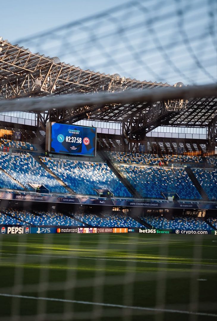 Circa un'ora separa Napoli-Eintracht Francoforte dal suo fischio d'inizio. In programma alle 18:45, la gara è valevole per la 4ª giornata della League Phase dell'edizione 2025/26 di Champions. Ad ospitare tale scontro sarà lo Stadio Diego Armando Maradona, di cui l'admin dei social azzurri ha pubblicato una serie di scatti sul proprio account Instagram.