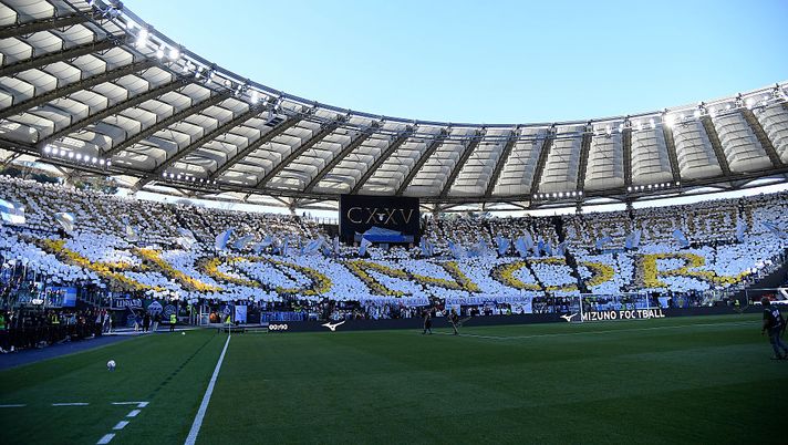 ROME, ITALY - MAY 10: SS Lazio fan during the Serie match between Lazio and Juventus at Stadio Olimpico on May 10, 2025 in Rome, Italy. (Photo by Marco Rosi - SS Lazio/Getty Images) Da Roma – Lazio-Napoli, l’Olimpico sarà sold-out: il dato sui biglietti venduti - immagine 1