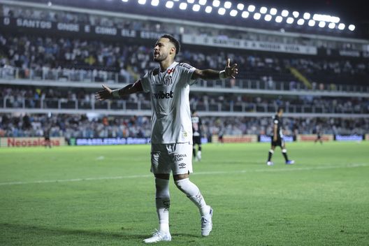 SSANTOS, BRASILE - 26 FEBBRAIO: Neymar Jr del Santos festeggia dopo aver segnato il secondo gol della sua squadra durante una partita Brasileirao 2026 tra Santos e Vasco da Gama all'Estadio Urbano Caldeira il 26 febbraio 2026 a Santos, Brasile. (Foto di Alexandre Schneider/Getty Images) Neymar al Mondiale 2026? Davide Ancelotti lascia aperta la porta: “Ha una possibilità”- immagine 2