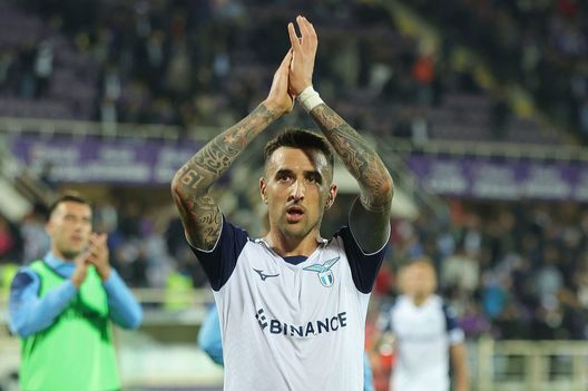 FLORENCE, ITALY - OCTOBER 10: Matias Vecino Falero of SS Lazio applauds the fans after during the Serie A match between ACF Fiorentina and SS Lazio at Stadio Artemio Franchi on October 10, 2022 in Florence, Italy. (Photo by Gabriele Maltinti/Getty Images) Vecino: “Con Sousa giocavo in un ruolo che non mi piaceva, ma…”- immagine 2