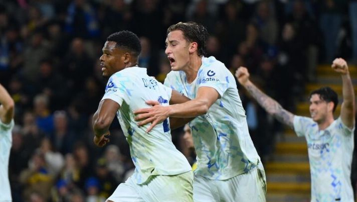 ANDERLECHT, BELGIUM - OCTOBER 21: Denzel Dumfries of FC Internazionale celebrates with Pio Esposito after scoring the goal during the UEFA Champions League 2025/26 League Phase MD3 match between Union Saint - Gilloise Vs FC Internazionale Milano at Lotto Park on October 21, 2025 in Anderlecht, Belgium. (Photo by Mattia Pistoia - Inter/Inter via Getty Images) Dumfries: “Ghiaccio solo per precauzione, sono a posto. Chivu ci ha dato fiducia” - immagine 1