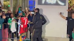 Gimenez firma una maglia del Milan in Texas: che accoglienza per Santi!