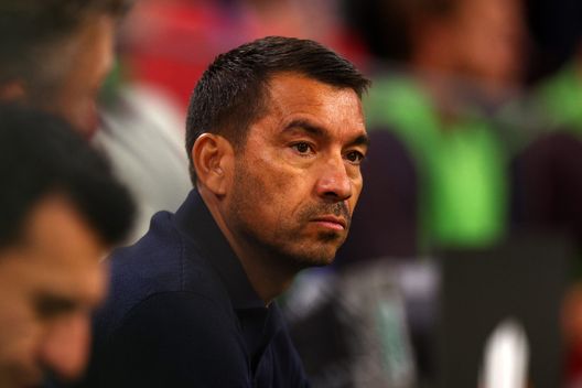 Amsterdam, Olanda - 26 settembre 2024: Giovanni van Bronckhorst durante la partita di Europa League tra Ajax e Besiktas. (Foto di Dean Mouhtaropoulos/Getty Images) Liverpool, van Bronckhorst nuovo vice di Arne Slot: il comunicato- immagine 2