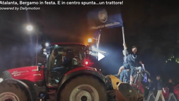 VIDEO / Atalanta, Bergamo in festa. E in centro spunta…un trattore!