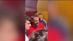 VIDEO – Roma, entusiasmo alle stelle a Monza: i tifosi scattano foto con la squadra