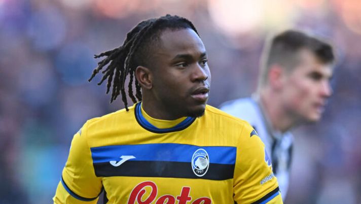 UDINE, ITALY - JANUARY 11: Ademola Lookman of Atalanta looks on during the Serie A match between Udinese and Atalanta at Stadio Friuli on January 11, 2025 in Udine, Italy. (Photo by Alessandro Sabattini/Getty Images) Lookman e la telenovela estiva, resta un caso delicato al fanta: i consigli se dovete fare l’asta - immagine 1