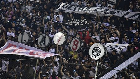 ASUNCION, PARAGUAY - JULY 30: Fans of Olimpia cheer for their team during a round of sixteen second leg match between Olimpia and LDU Quito as part of Copa CONMEBOL Libertadores 2019 at Estadio Defensores del Chaco on July 30, 2019 in Asuncion, Paraguay. (Photo by Amilcar Orfali/Getty Images)