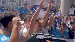 Tifosi scatenati fuori Palazzo Reale: i cori per Conte e per il Napoli
