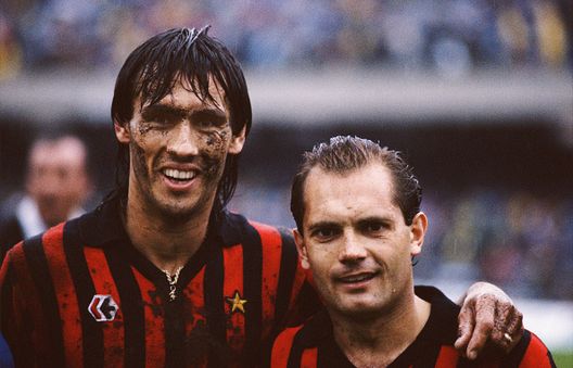 NAPLES, UNITED KINGDOM - JANUARY 01: AC Milan players Mark Hateley (l) and Ray Wilkins (r) pictured after a Serie A match between Napoli and AC Milan at the San Paolo Stadium in 1984 in Naples, Italy. (Photo by David Cannon/Allsport/Getty Images) Milan anni Ottanta