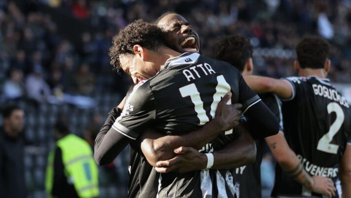UDINE, ITALY - OCTOBER 25: Keinan Davis of Udinese celebrates scoring his team's second goal with teammate Arthur Atta during the Serie A match between Udinese Calcio and US Lecce at Stadio Friuli on October 25, 2025 in Udine, Italy. (Photo by Timothy Rogers/Getty Images) I voti al fantacalcio: Atta show! Brilla Davis e male Okoye, bocciati Paz e Morata, bene Bernabé e Pierotti - immagine 1