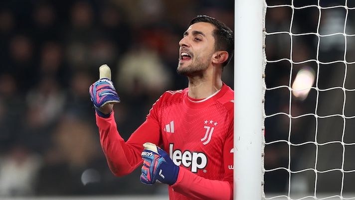 BERGAMO, ITALY - FEBRUARY 05: Mattia Perin of Juventus gives the team instructions during the Coppa Italia Quarter-Final match between Atalanta BC and Juventus FC at the New Balance Arena on February 05, 2026 in Bergamo, Italy. (Photo by Marco Luzzani/Getty Images) Juve, la formazione ufficiale in Champions: la scelta tra Perin e Di Gregorio! Per Bremer, Yildiz e David… - immagine 1