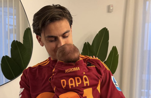 Dybala, prima festa del papà con la piccola Gia: maglie giallorosse e “Forza Roma” - immagine 1