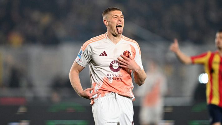 LECCE, ITALY - MARCH 29: Artem Dovbyk of AS Roma during the Serie A match between Lecce and AS Roma at Stadio Via del Mare on March 29, 2025 in Lecce, Italy. (Photo by Francesco Pecoraro/Getty Images) Dovbyk: “Devo essere onesto, primo anno in Italia non semplice! Non ho esultato perché…” - immagine 1