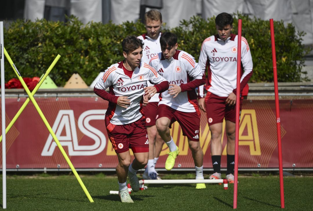 Roma, ripresa degli allenamenti a Trigoria dopo il Porto – FOTO GALLERY - immagine 17