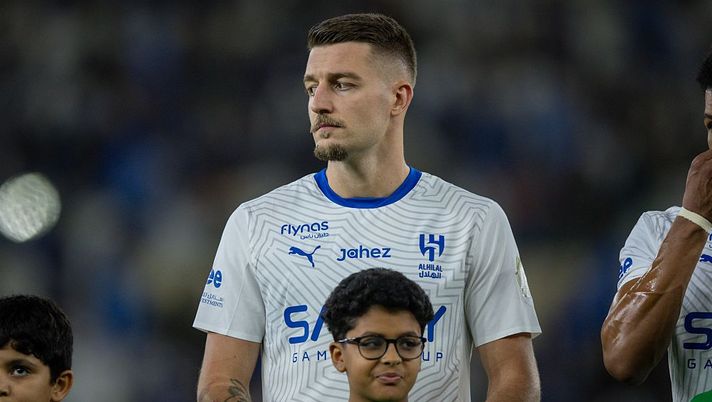 JEDDAH, SAUDI ARABIA - MAY 21: Sergej Milinkovic-Savic of Al Hilal looks on prior the Saudi Pro League match between Al Wehda and Al Hilal at Prince Abdullah Al Faisal Stadium on May 21, 2025 in Jeddah, Saudi Arabia. (Photo by Yasser Bakhsh/Getty Images) Mondiale per Club: alla scoperta dell’Al-Hilal, la nuova squadra di Simone Inzaghi - immagine 1