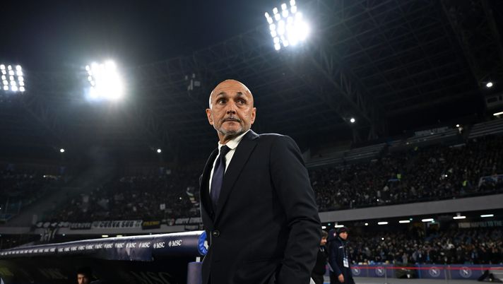 NAPLES, ITALY - DECEMBER 07: Luciano Spalletti, Head Coach of Juventus, looks on prior to the Serie A match between SSC Napoli and Juventus FC at Stadio Diego Armando Maradona on December 07, 2025 in Naples, Italy. (Photo by Francesco Pecoraro/Getty Images) Spalletti, i quotidiani lo bocciano: è amaro Luciano il primo ritorno al Maradona - immagine 1