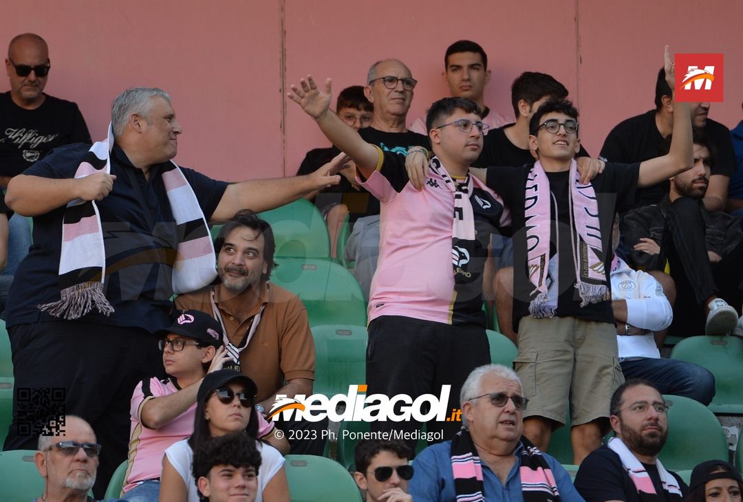 FOTOTIFO Palermo-Lecco, gli scatti ai tifosi al “Renzo Barbera” (GALLERY) - immagine 100