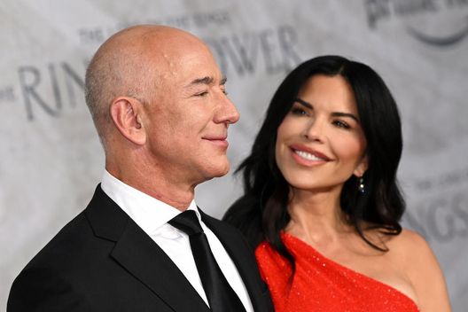 Jeff Bezos, il patron di Amazon e l'ex giornalista Lauren Sanchez (Getty Images) Dalle nozze Bezos a Venezia impatto milionario: cifre incredibili per la città - immagine 1