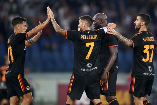 ROME, ITALY - OCTOBER 01: Romelu Lukaku of AS Roma (obscured) celebrates with teammates after scoring the team's first goal during the Serie A TIM match between AS Roma and Frosinone Calcio at Stadio Olimpico on October 01, 2023 in Rome, Italy. (Photo by Paolo Bruno/Getty Images) Roma Europa League