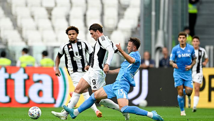 TURIN, ITALY - SEPTEMBER 21: Dusan Vlahovic of Juventus battles for the ball with Amir Rrahmani of SSC Napoli during the Serie A match between Juventus and Napoli at Allianz Stadium on September 21, 2024 in Turin, Italy. (Photo by Daniele Badolato - Juventus FC/Juventus FC via Getty Images) Svegliatemi per favore… - immagine 1