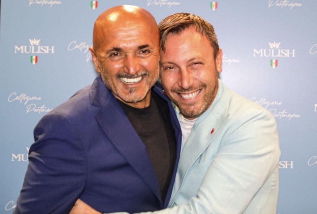 Spalletti ha partecipato all'evento 'Mulish' in un noto locale a Firenze: il mister è apparso sorridente e si è goduto la serata.