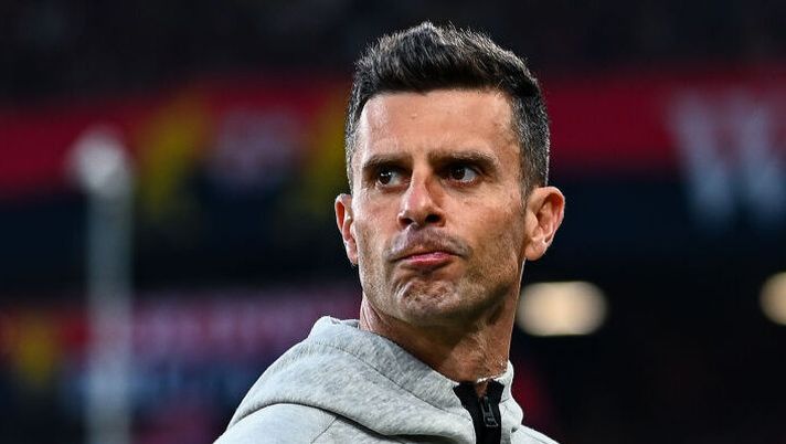 GENOA, ITALY - MAY 24: Thiago Motta, head coach of Bologna, looks on prior to kick-off in the Serie A TIM match between Genoa CFC and Bologna FC at Stadio Luigi Ferraris on May 24, 2024 in Genoa, Italy. (Photo by Simone Arveda/Getty Images) Motta: “Chiuso ciclo bellissimo. Perché l’addio? Non contano i motivi! E sulla Juve…” - immagine 1