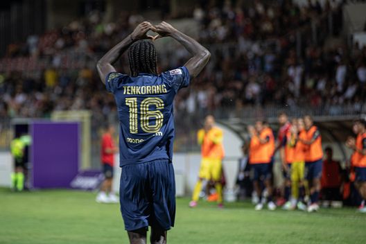 L'esultanza di Joshua Tenkorang dopo il gol contro il Campobasso. (Foto presa dal sito ufficiale ravennafc.it) Forlì-Ravenna, dove vedere il derby romagnolo in diretta tv e streaming live- immagine 3