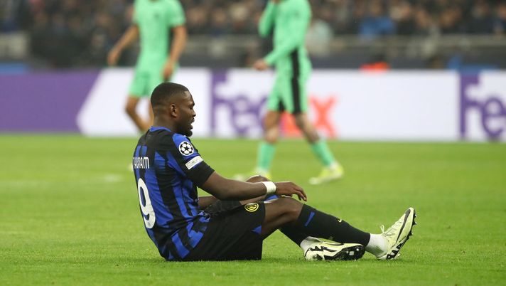 MILAN, ITALY - FEBRUARY 20: Marcus Thuram of FC Internazionale goes down with an injury during the UEFA Champions League 2023/24 round of 16 first leg match between FC Internazionale and Atletico Madrid at Stadio Giuseppe Meazza on February 20, 2024 in Milan, Italy. (Photo by Marco Luzzani/Getty Images) Thuram infortunio