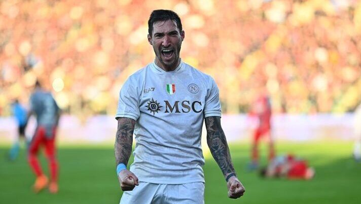 CREMONA, ITALY - DECEMBER 28: Matteo Politano celebrates after the 0-2 goal during the Serie A match between US Cremonese and SSC Napoli at Stadio Giovanni Zini on December 28, 2025 in Cremona, Italy. (Photo by Marco M. Mantovani/Getty Images) Ecco il kit per l’infrasettimanale al fantacalcio: tutti i consigli su chi schierare, anche al Mantra - immagine 1