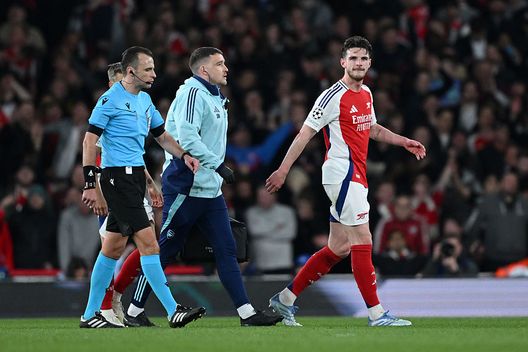 Londra, Inghilterra - 8 aprile 2025: Peljto guarda Declan Rice lasciare il campo durante la partita di Champions tra Arsenal e Real Madrid. (Foto di Shaun Botterill/Getty Images) Betis Siviglia-Chelsea, l’arbitro è Peljto: sarà prima finale europea per club- immagine 3