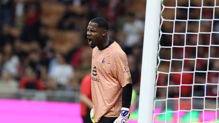 MILAN, ITALY - SEPTEMBER 14: Mike Maignan of AC Milan warms up ahead before the Serie A match between AC Milan and Bologna FC 1909 at Giuseppe Meazza Stadium on September 14, 2025 in Milan, Italy. (Photo by Claudio Villa/AC Milan via Getty Images) Condor