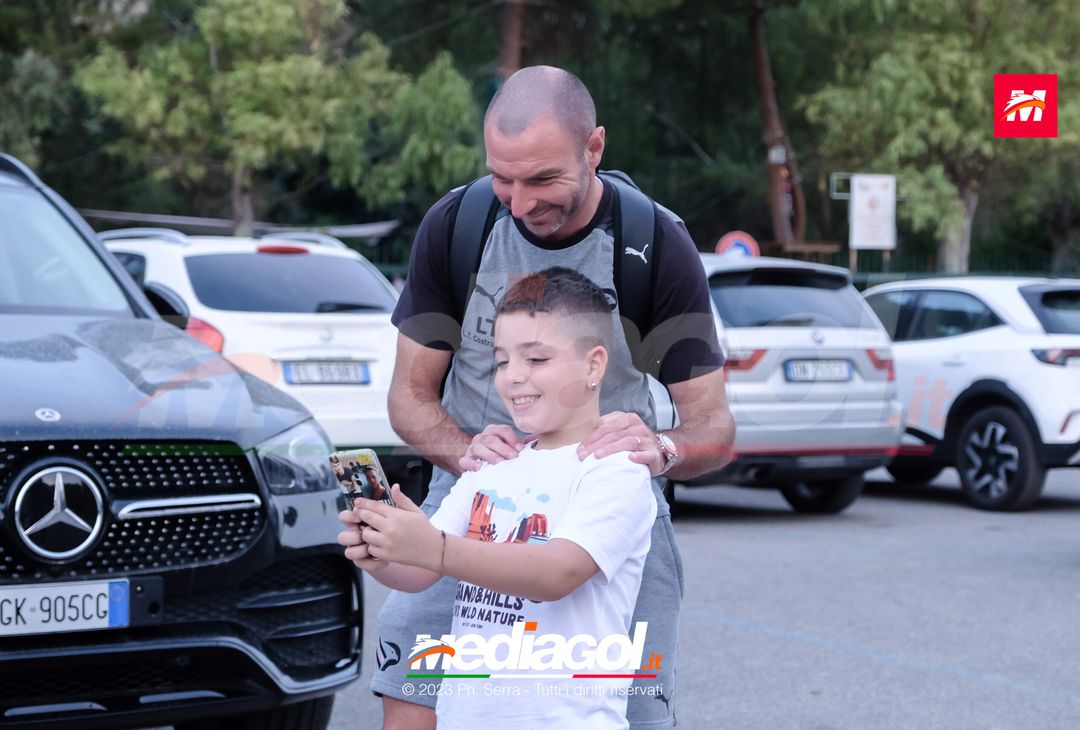 FOTO PALERMO: i giocatori rosanero scattano selfie con i tifosi (GALLERY) - immagine 7