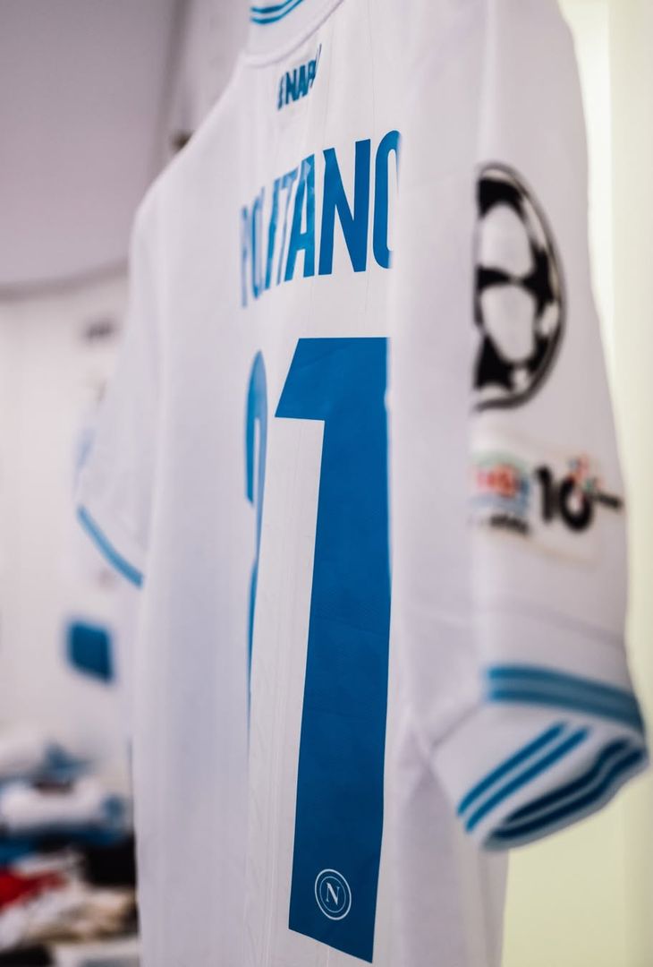 Sale l'attesa per il fischio d'inizio (fissato per le 21:00 odierne) di Napoli-Qarabag, gara valevole per la 5ª giornata della League Phase dell'annuale edizione di Champions. Per l'occasione, la squadra di Antonio Conte, come dimostra il seguente post pubblicato dalla società partenopea sul proprio account Instagram, scenderà in campo con indosso la maglia bianca.