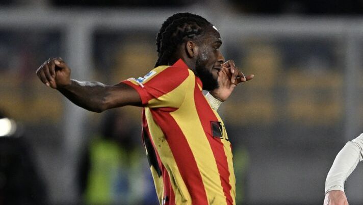 LECCE, ITALY - MARCH 29: Alexis Saelemaekers of AS Roma battles for possession with Kialonda Gaspar of Lecce during the Serie A match between Lecce and AS Roma at Stadio Via del Mare on March 29, 2025 in Lecce, Italy. (Photo by Francesco Pecoraro/Getty Images) Lecce, cosa filtra sulla formazione per la Lazio: un dubbio in fascia, Gaspar sarà titolare - immagine 1