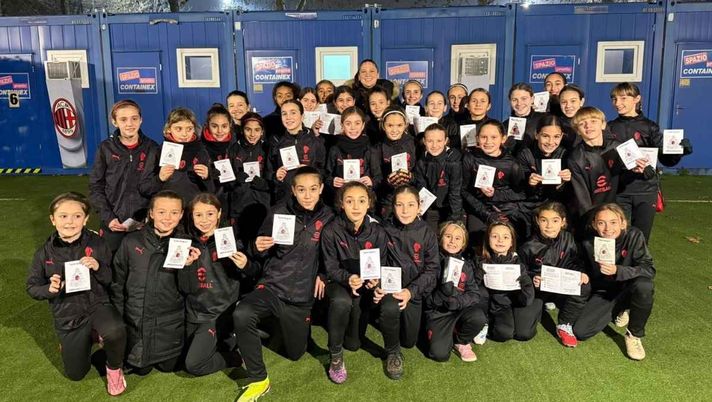 Natale a tinte rossonere: ecco il gesto che unisce i giovani del Milan