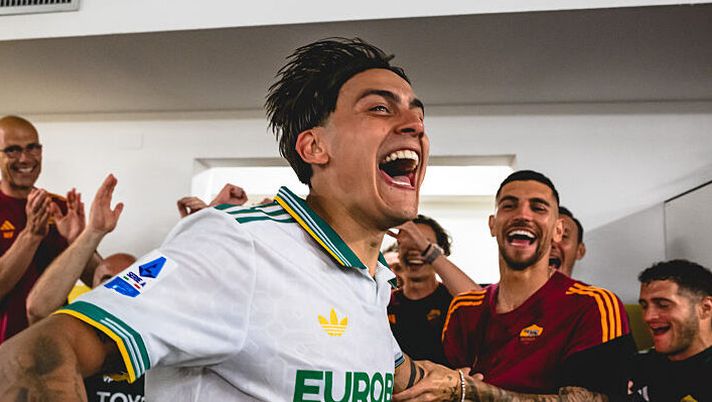 VERONA, ITALY - MAY 24: Paulo Dybala of AS Roma celebrates the victory after the Serie A match between Hellas Verona FC and AS Roma at Stadio Marcantonio Bentegodi on May 24, 2026 in Verona, Italy. (Photo by Fabio Rossi/AS Roma via Getty Images) Dybala, la verità sulla Juve e le ultime sul rinnovo con la Roma: il punto di Fabrizio Romano - immagine 1