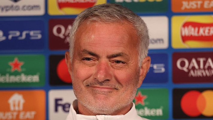Real-Dumfries, in Spagna dibattito aperto: “Mai visto giocare Mou a tre dietro? Mendes…” - immagine 1