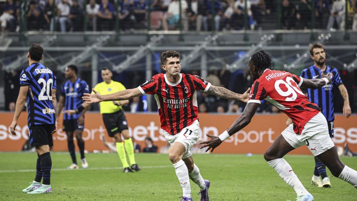 MILAN, ITALY - SEPTEMBER 22: Christian Pulisic of AC Milan celebrates after scoring the opening goal during the Serie A match between FC Internazionale and AC Milan at Stadio Giuseppe Meazza on September 22, 2024 in Milan, Italy. (Photo by Giuseppe Cottini/AC Milan via Getty Images)  pulisic-indossare-la-maglia-del-milan-e-un-onore-spero-che-i-tifosi-dichiarazioni-interviste-news