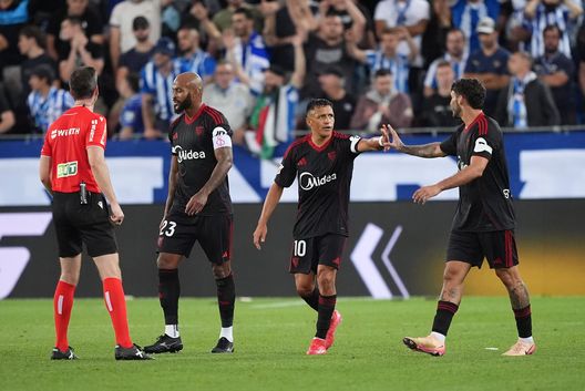 Sanchez esulta con Isaac Romero dopo il gol durante la partita LaLiga EA Sports tra Deportivo Alaves e Sevilla FC all'Estadio de Mendizorroza il 20 settembre 2025 a Vitoria-Gasteiz, Spagna. (Foto di Juan Manuel Serrano Arce/Getty Images) “Maravilla” Siviglia, il gol di Sanchez vale tre punti: il cileno è tornato decisivo in Liga- immagine 2