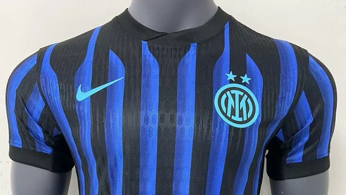 Inter, le prime immagini della nuova maglia home 2025/2026 – FOTO- immagine 3