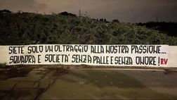 Roma, lo striscione di protesta dei tifosi: “Un oltraggio alla nostra passione”