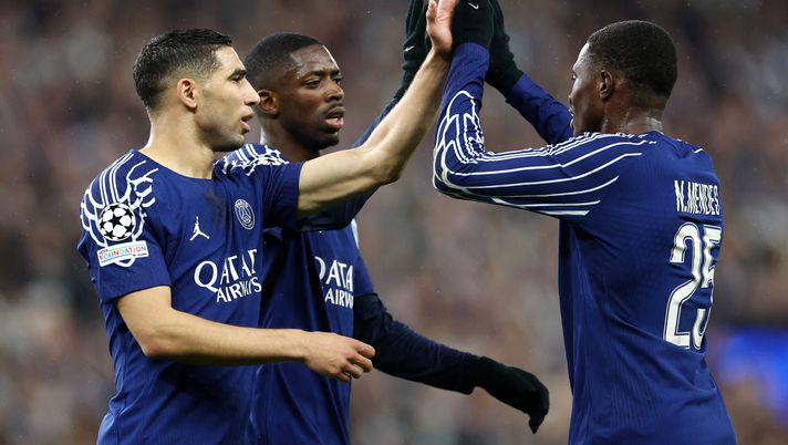 Hakimi, Dembelè e Nuno Mendes, Psg (Foto di Dan Istitene/Getty Images) Follia dopo PSG-Arsenal: auto travolge i tifosi mentre festeggiano in strada - immagine 1