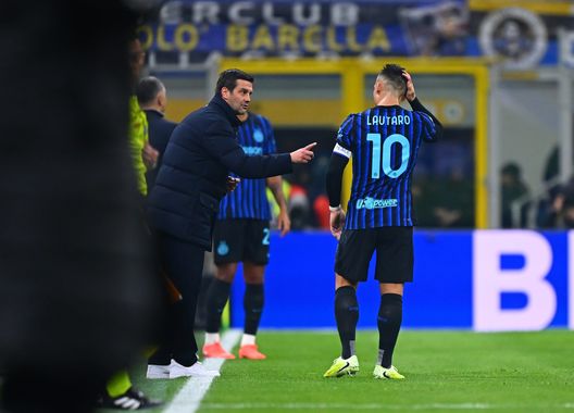Cristian Chivu e Lautaro Martinez, allenatore e capitano dell'Inter (Photo by Mattia Pistoia - Inter/Inter via Getty Images) Supercoppa Italiana, Bologna-Inter: dove vedere la semifinale e le probabili formazioni- immagine 3